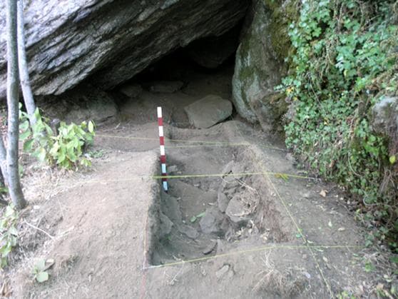 Fig. 2 – Aspecto do Abrigo 2, W-E, após a remoção das terras de crive e geotêxtil, usado para proteger a área esca­vada na campanha de 2004