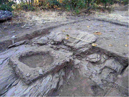 Fig. 3 – Extremo sul da Cabana 4, uma vez desmontado o respectivo piso [UE.2], sendo visíveis o rebaixamento do afloramento de xistos para a respectiva construção bem como a “caixa de areia” [UE.57] ainda por desmontar.