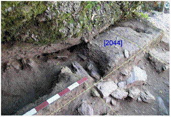 Fig.9 – Vista geral dos Quadrados G/I-7, NE-SW, após a decapagem das UE.2000 e 2001, sendo visível a interface superior do Piso a [UE.2044].