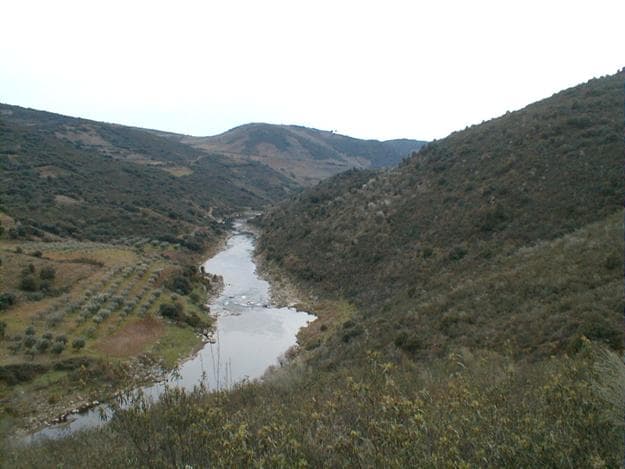 Vista parcial do Sector III do vale do rio Sabor prospectado em Fevereiro de 2004. A chaveta indica a localização do Núcleo de Arte Rupestre da Levada Velha.
