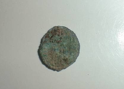 (moeda exumada na sepultura 2 da necrópole do Sobreirinho)