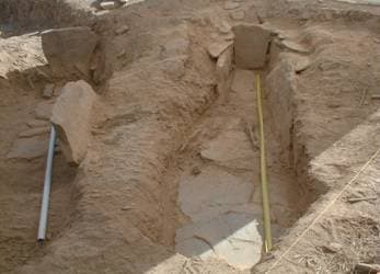 (Sepultura 1 à esquerda e sepultura dois á direita após levantamento da tampa)