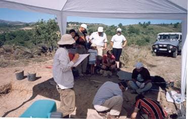 (fase de trabalho na sepultura 2, e visita de populares ao local das escavações)