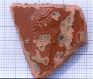 (Frag cerâmico de sigillata Hispânica com cabeça de imperador, antes de ser restaurada, peça em exposição e não desenhada)