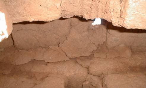 (tecto do forno, avistando-se um dos buracos de saída da chama)