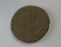 Reverso de uma moeda romana em bronze do Baixo-Império. Antes da intervenção.