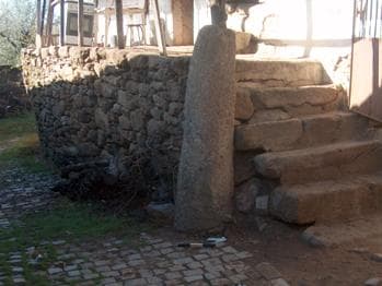 Foto 5 – Miliário no centro da aldeia de Vila Nova da Rainha