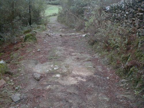 Foto 6 – Inicio do traçado visível junto à capela NS das Dores