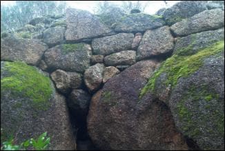Estrutura encaixada no geológico.